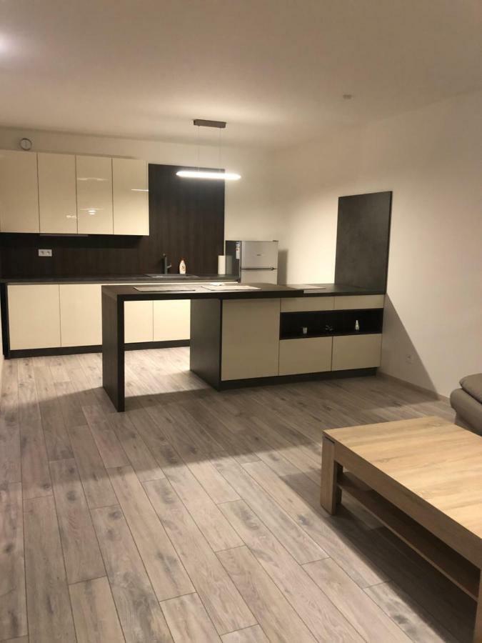 Garden Apartman Radnica - Private Parking Included Kosice Ngoại thất bức ảnh
